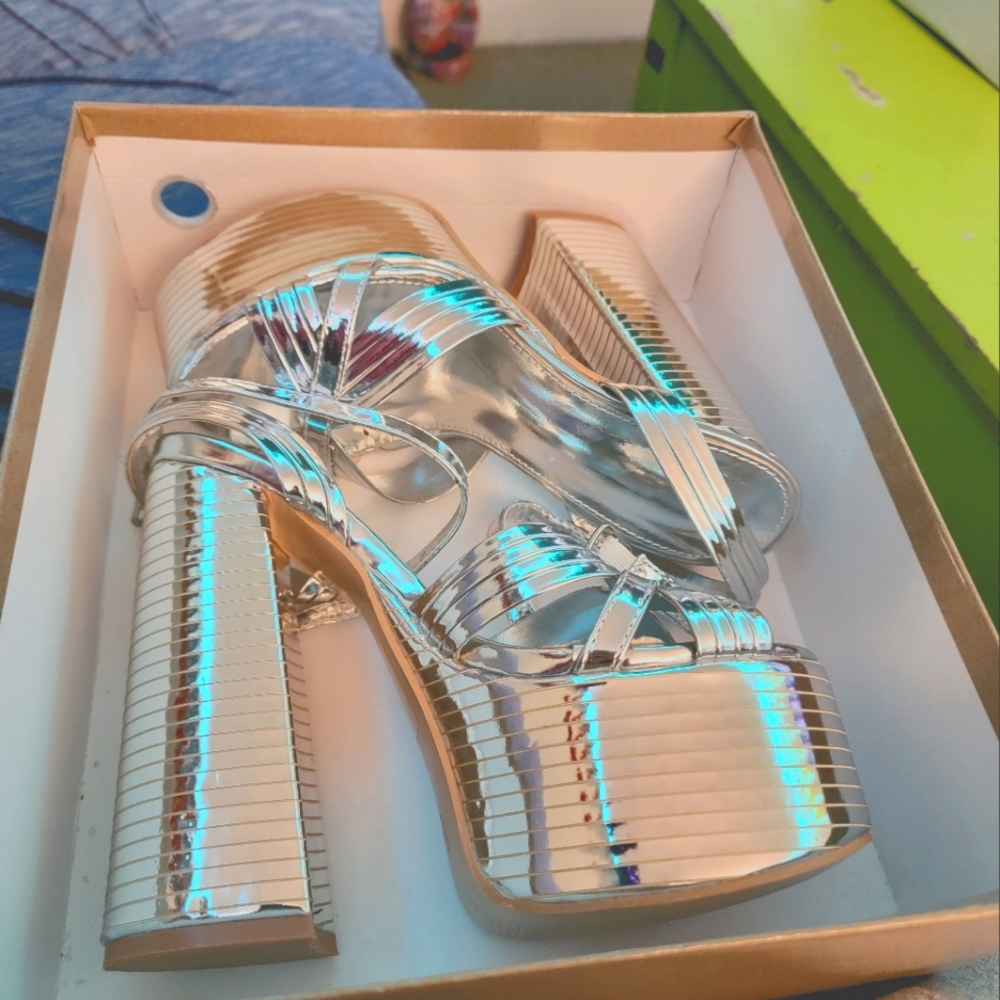 Platform Heel Peep-toe Ankle Strap Buckle Platform Metallic Silver Sandals sz 6